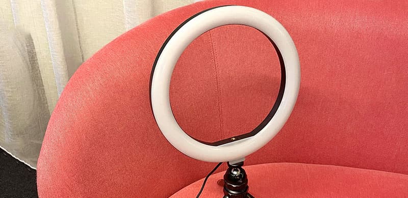 ringljus En bild på ett ringljus på en rosa soffa.