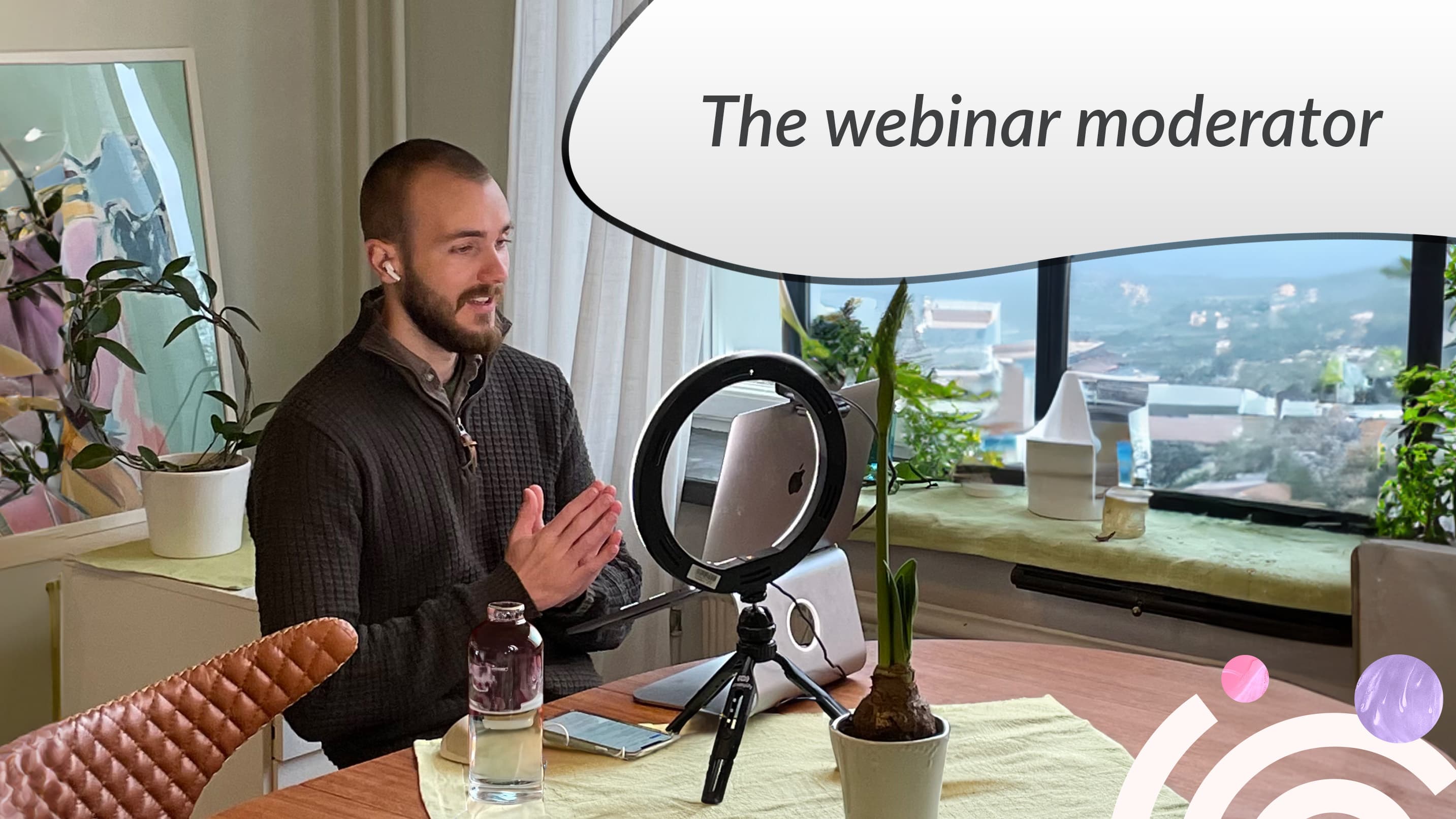 Webinar-moderator live under ett webbinarium - med webbkamera och ring light